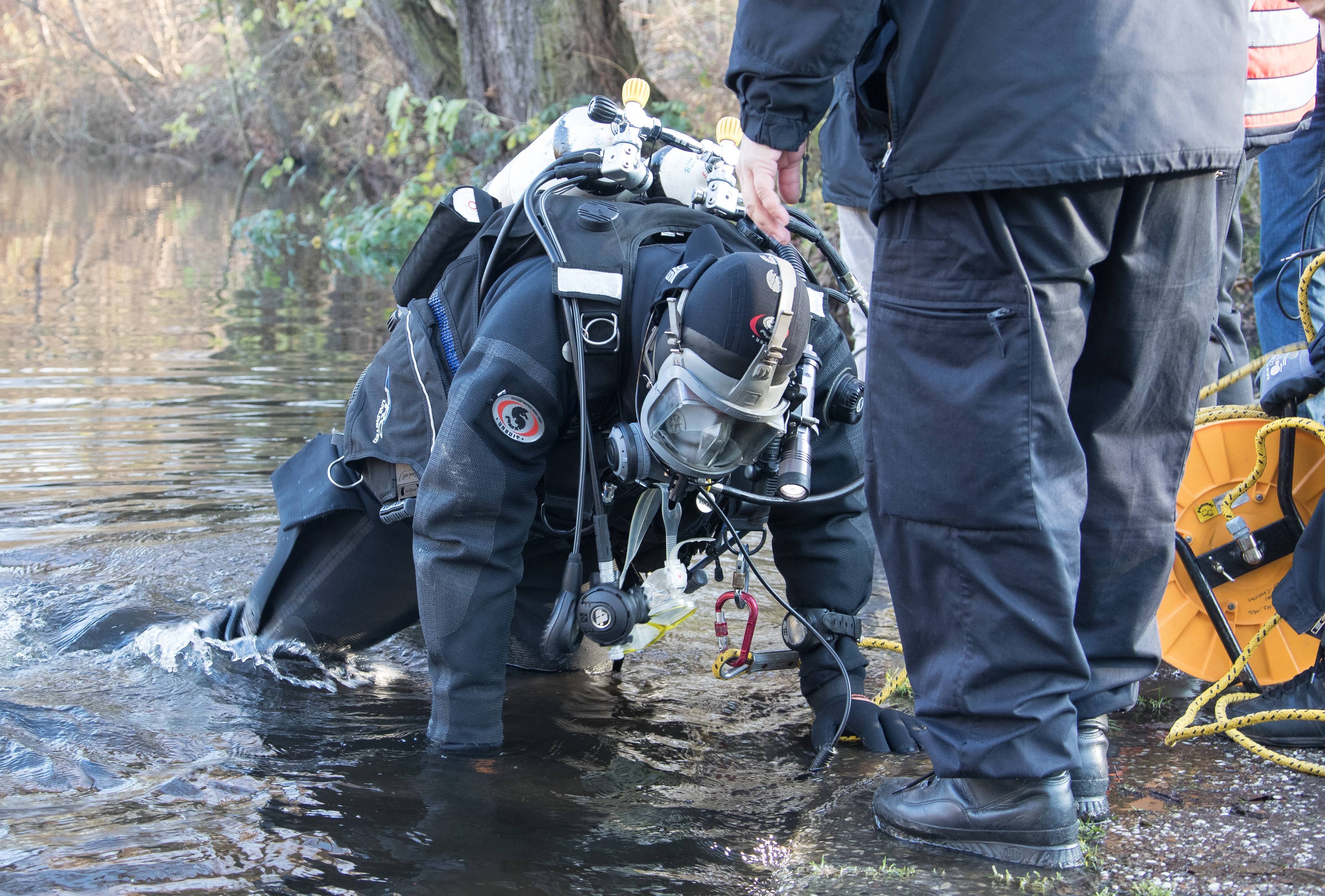 Hamburg: Angler zieht Tüte mit Leichenteilen aus dem Wasser! Schrecklicher Fang am Kanal!
