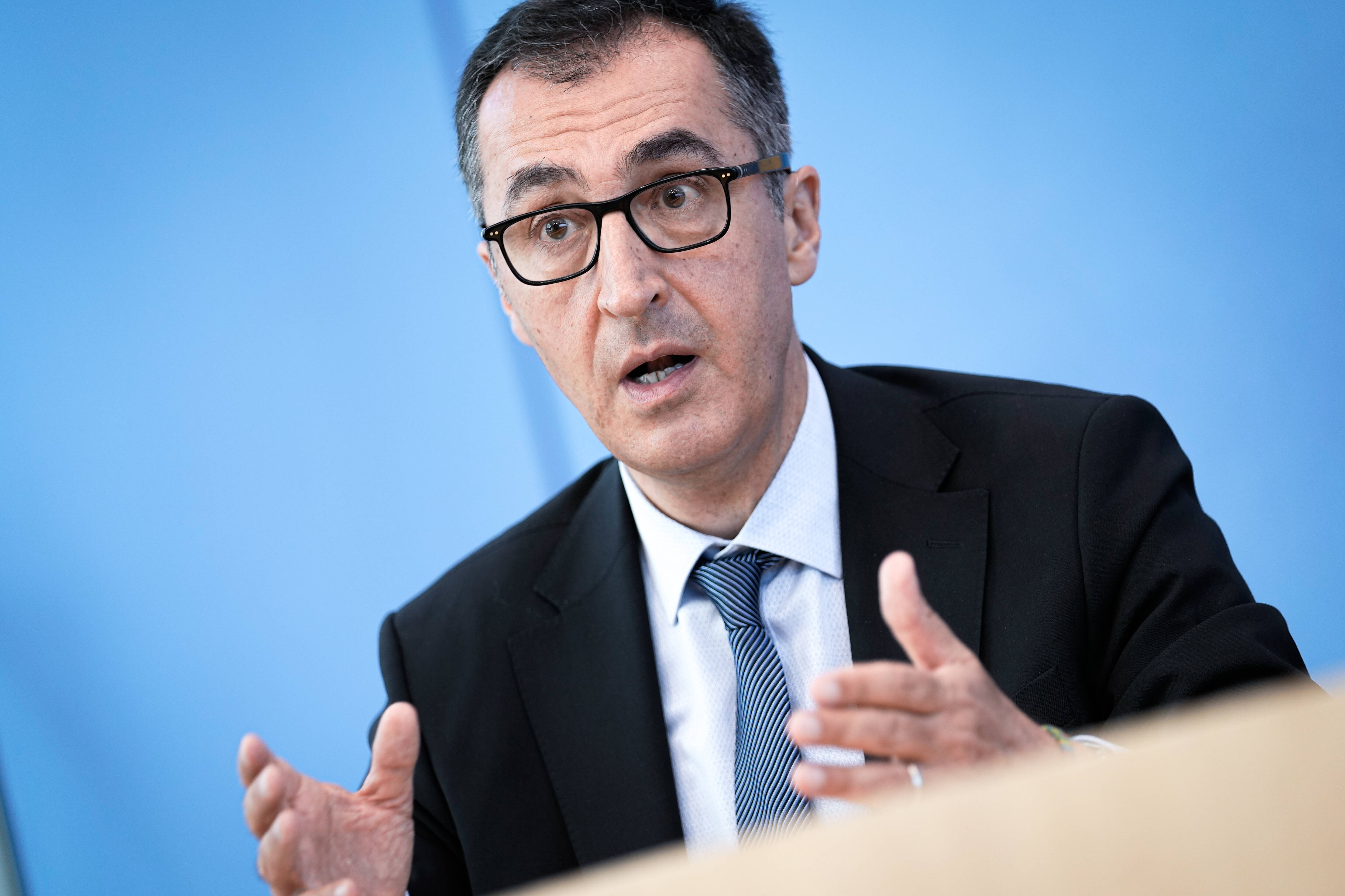 Wie bitte? Grünen-Politiker fordert Verbot von Haustieren - Cem Özdemir entsetzt Tierfreunde!