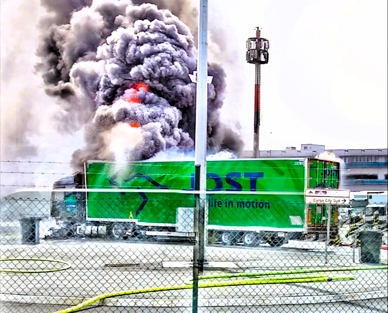 Eilmeldung! Feuer am Frankfurter Flughafen! Großeinsatz der Feuerwehr - Riesige Rauchwolke weithin sichtbar