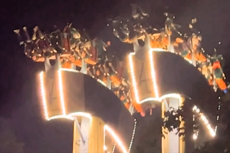 Achterbahn hängt 30 Minuten überkopf fest Albtraum für Freizeitpark-Besucher wird real!