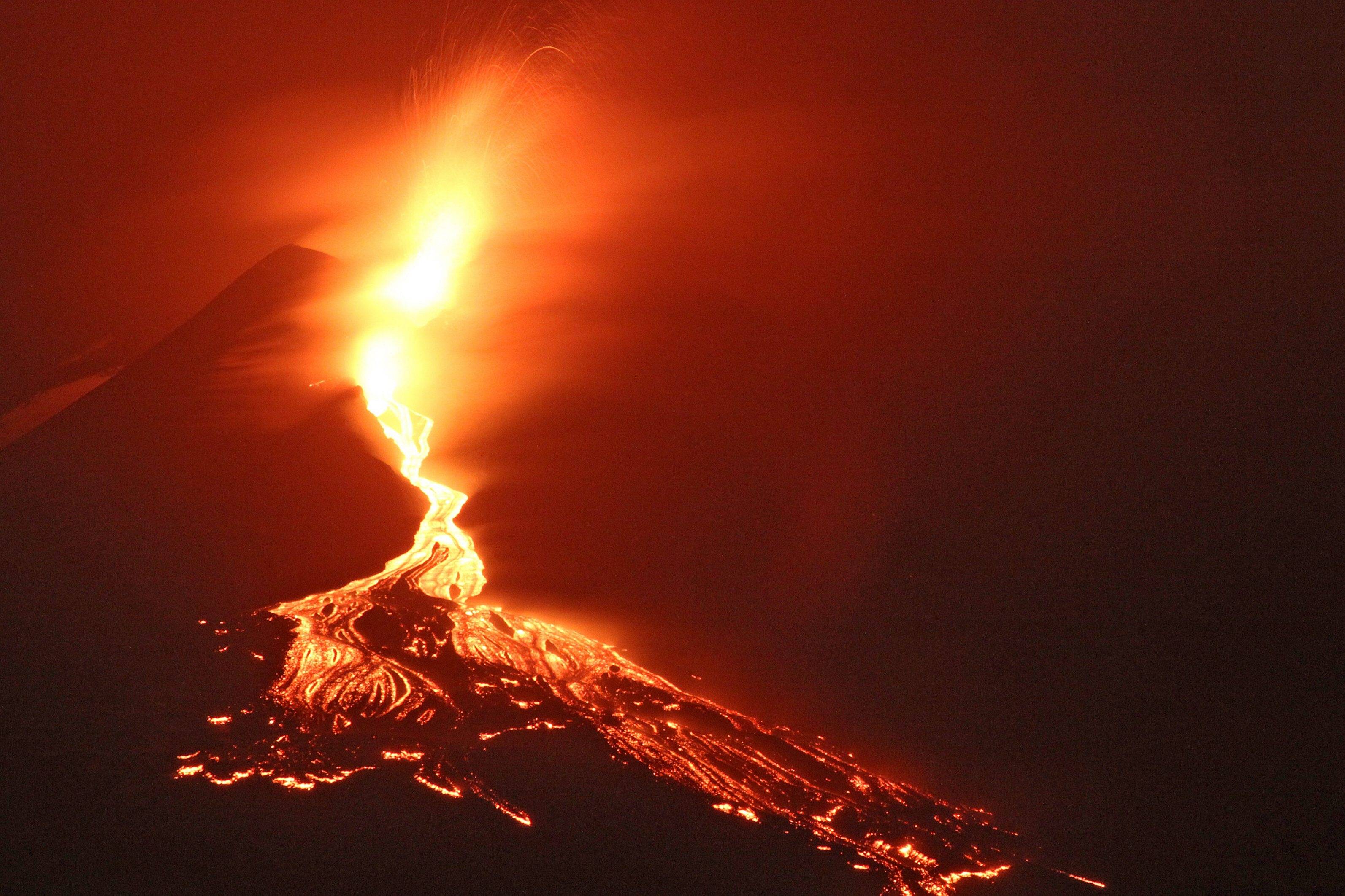 Schwerer Vulkanausbruch mitten in Europa! Urlaubsregionen in Gefahr