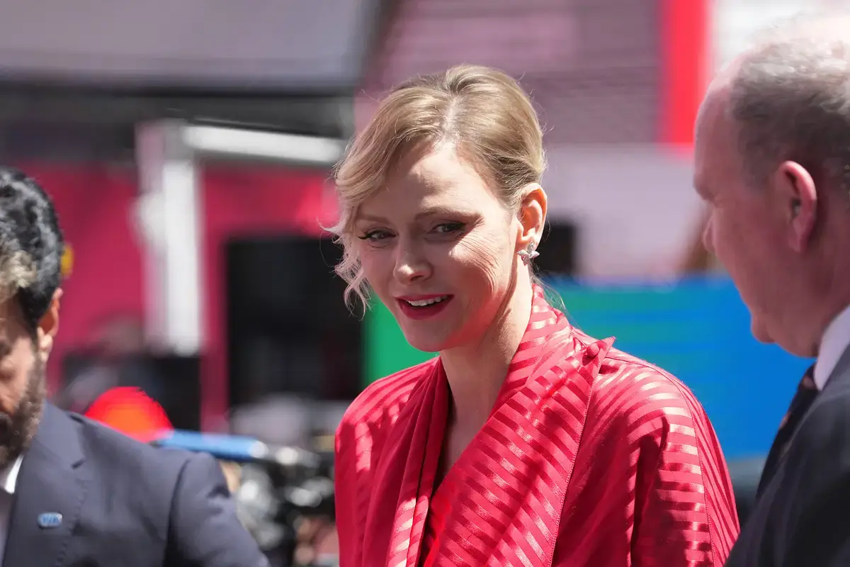 Fürstin Charlène räumt auf: Strahlender Auftritt in Paris lässt Kritiker stumm