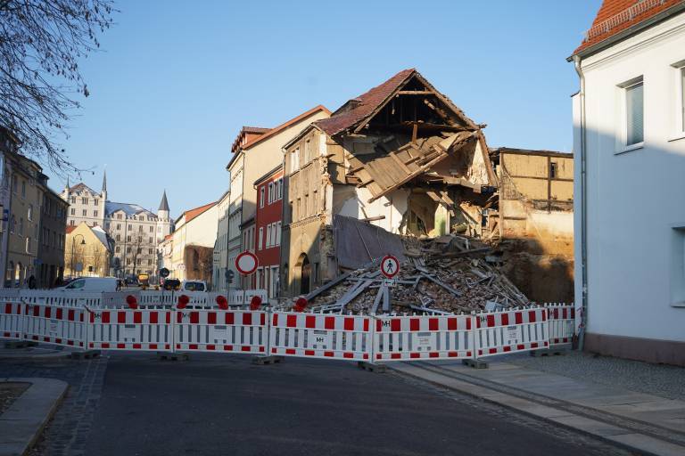 Audi kracht in Wohnhaus – Fahrer (27) muss schwerverletzt aus dem Wrack geschnitten werden!