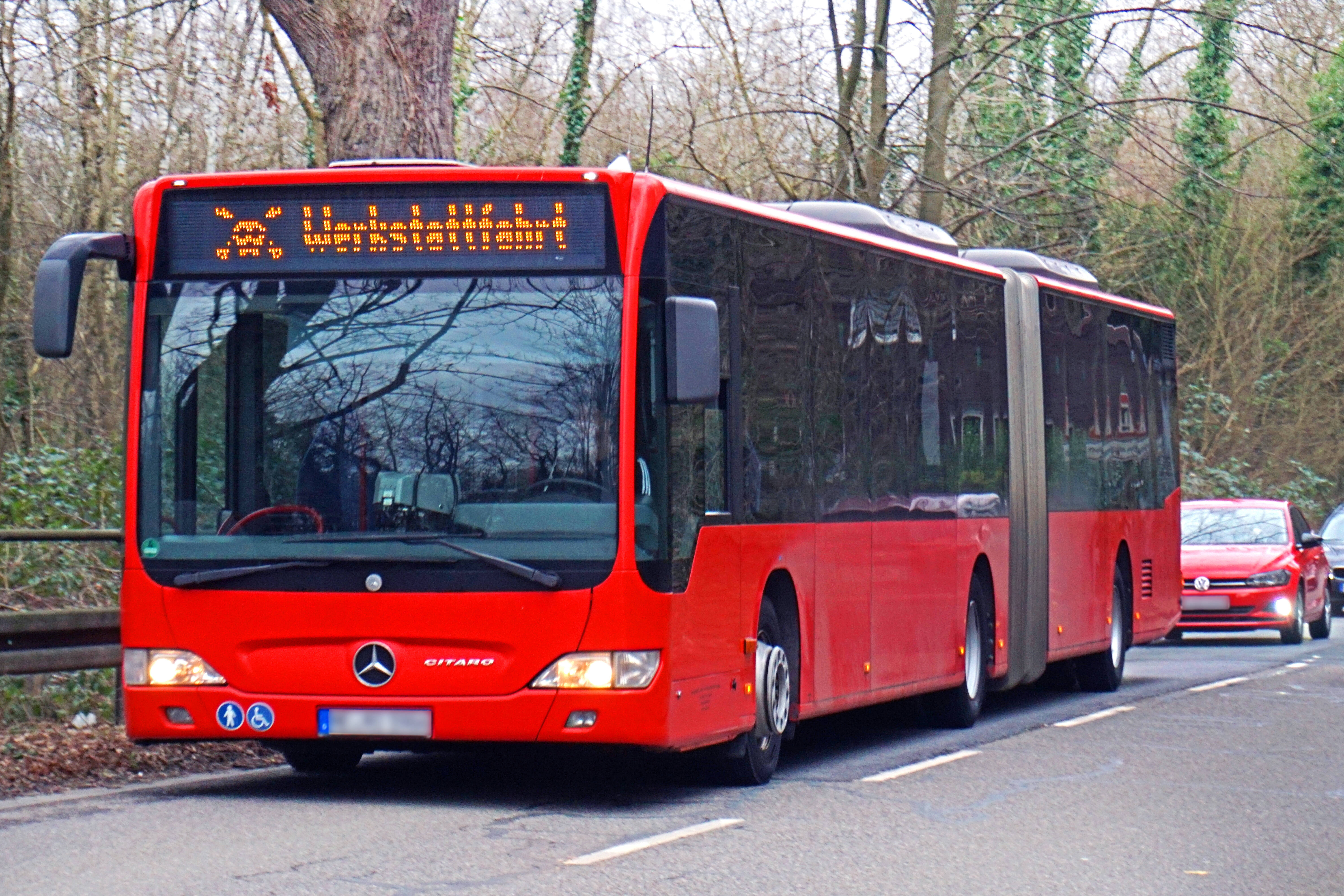 Frau von Linienbus erfasst und lebensgefährlich verletzt! Polizei sucht nach Augenzeugen