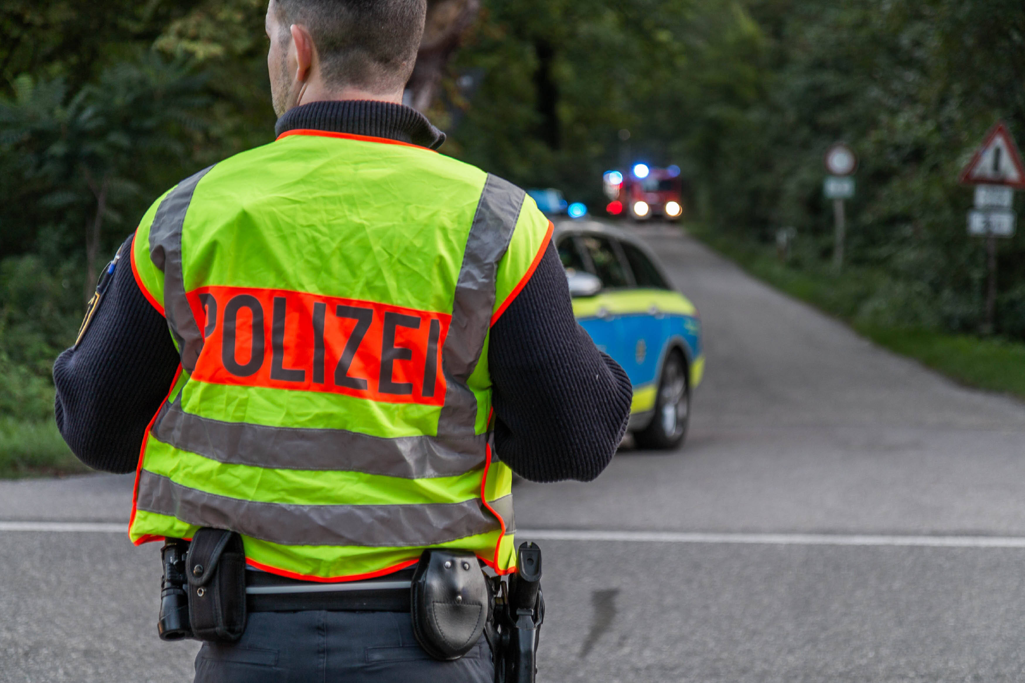 Falscher Paketbote überschüttet Frau mit ätzender Säure - schlimmer Anschlag an der Haustür!