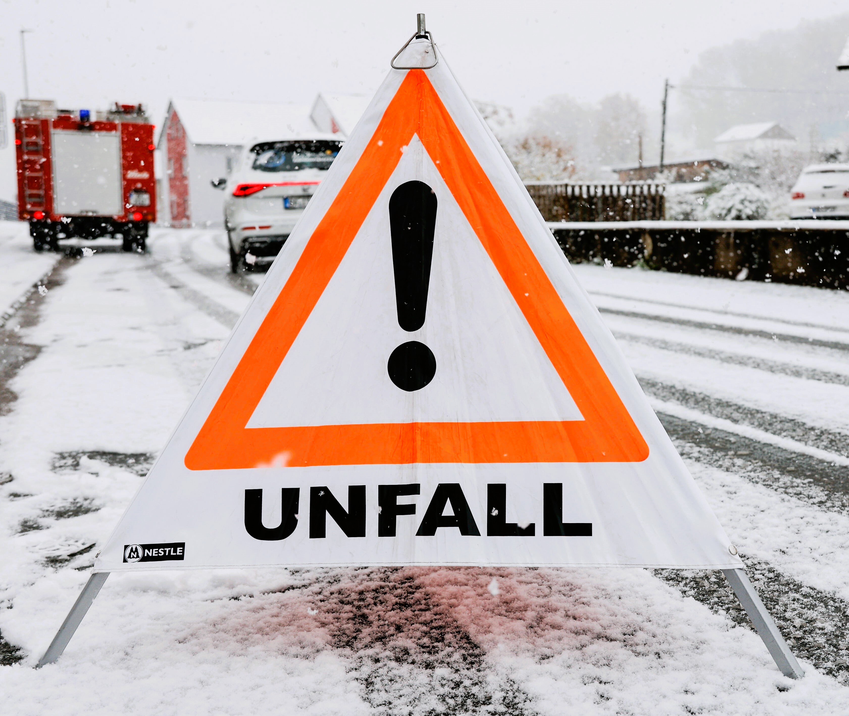 VOLLSPERRUNG! Tödlicher Unfall auf der Autobahn! - 1 Mensch nach Kollision getötet - Weitere Person stirbt nach medizinischem Notfall