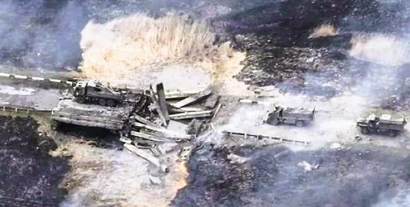 Schock-Video zeigt gnadenlosen Angriff - Putins Schergen sprengen wichtige Brücke mit Unterwasserdrone