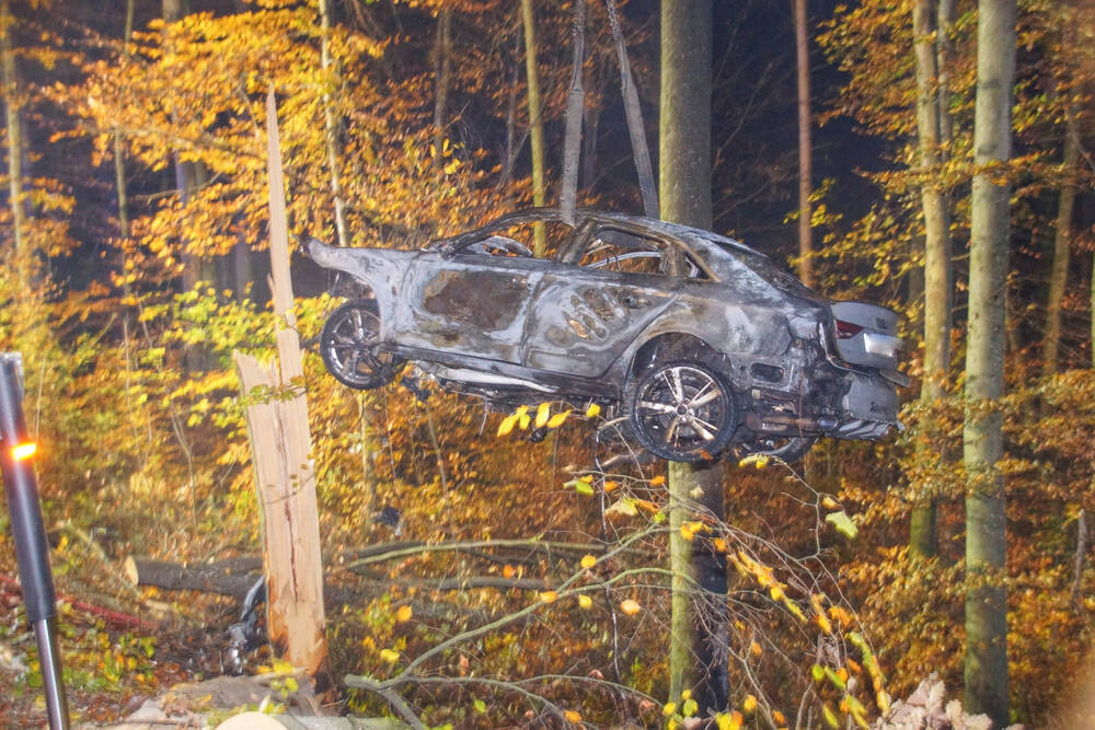 Tödlicher Unfall - Fahrzeug komplett zerrissen, Wagen fliegt aus der Kurve, Fahrer hatte keine Chance!