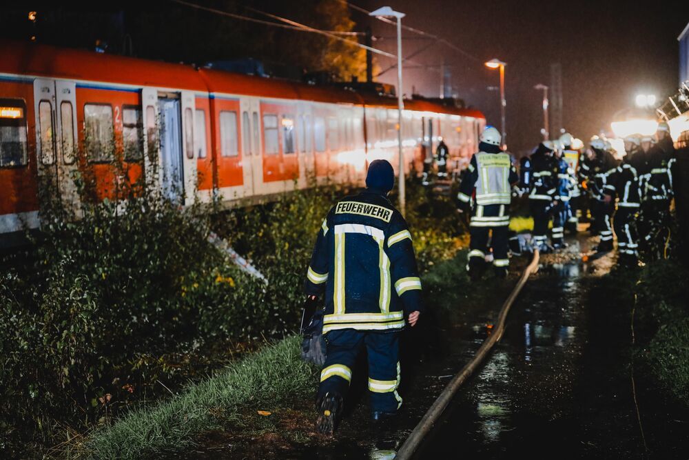 Feuer in Bahntunnel! Zug brennt, 150 Passagiere evakuiert - mindestens 30 Verletzt! 