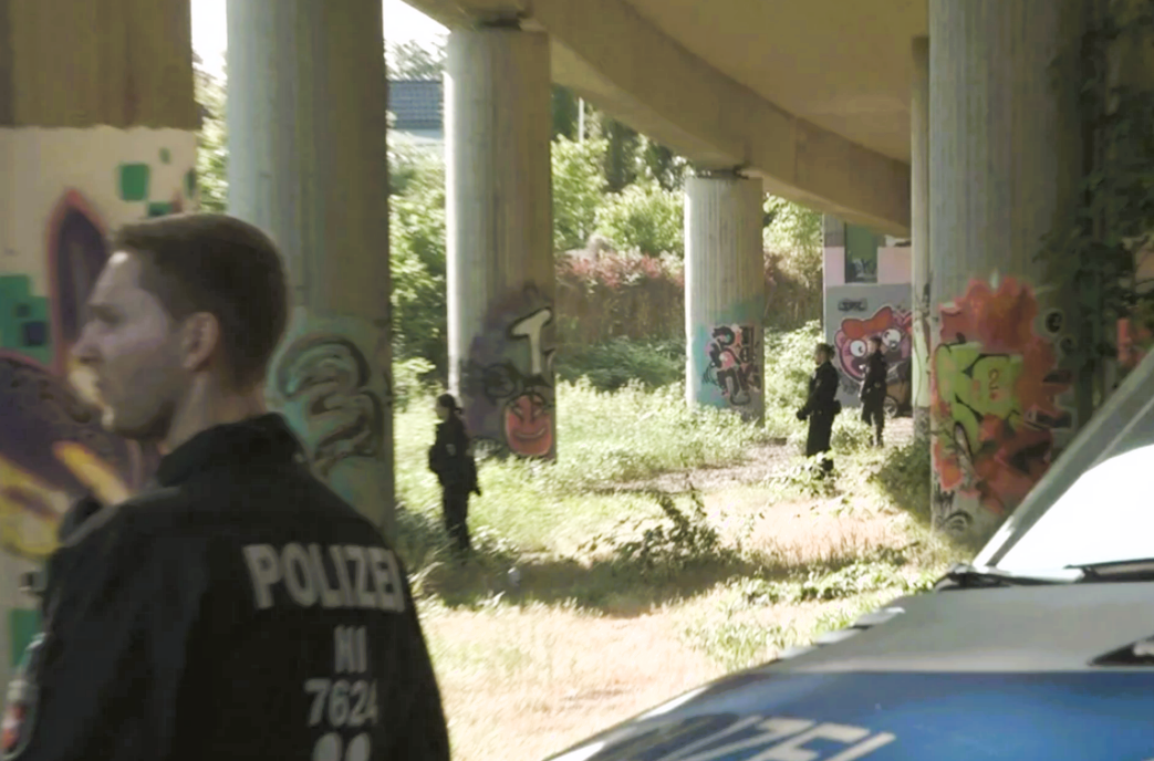 Auto rast in Juweliergeschäft! Dramatischer Raubüberfall - Flucht wie bei James Bond! Polizei-Fahndung läuft