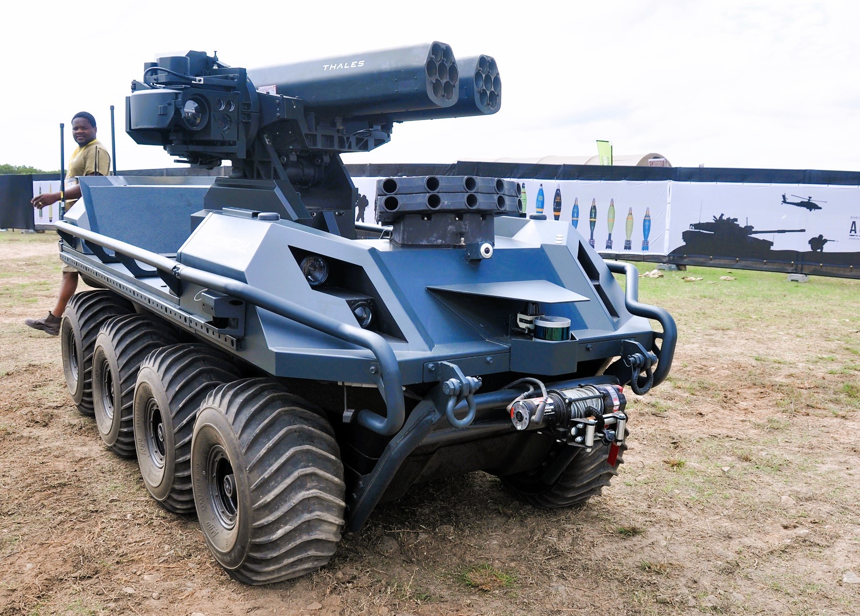 Deutsche Drohnen-Verteidigung! Rheinmetall stellt Kampfroboter vor - Er kann Drohnen und Bodenziele neutralisieren