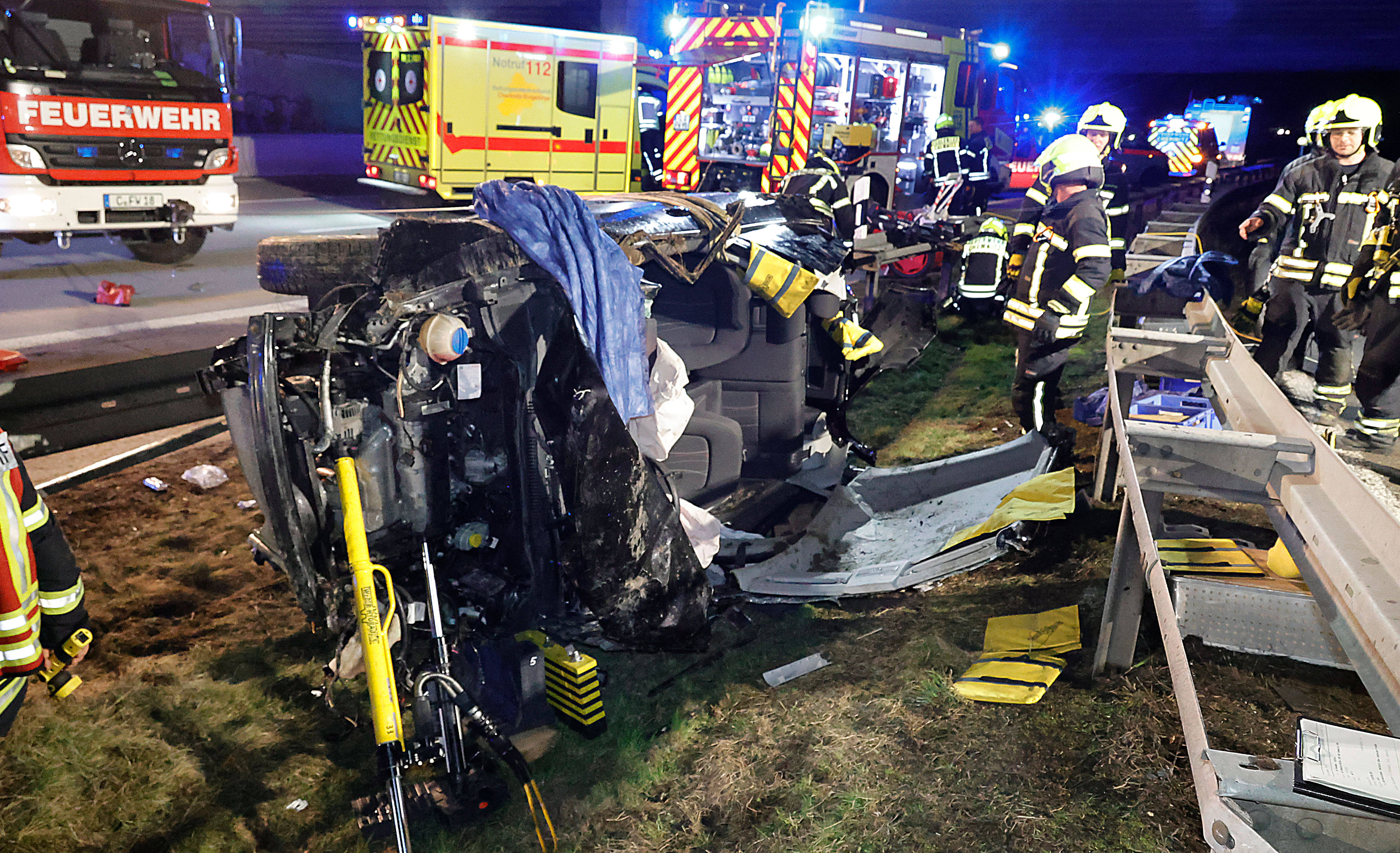 Vollsperrung nach Massenkarambolage auf der Autobahn! Fahrbahn muss zeitweise gesperrt werden - Mehrere Personen verletzt