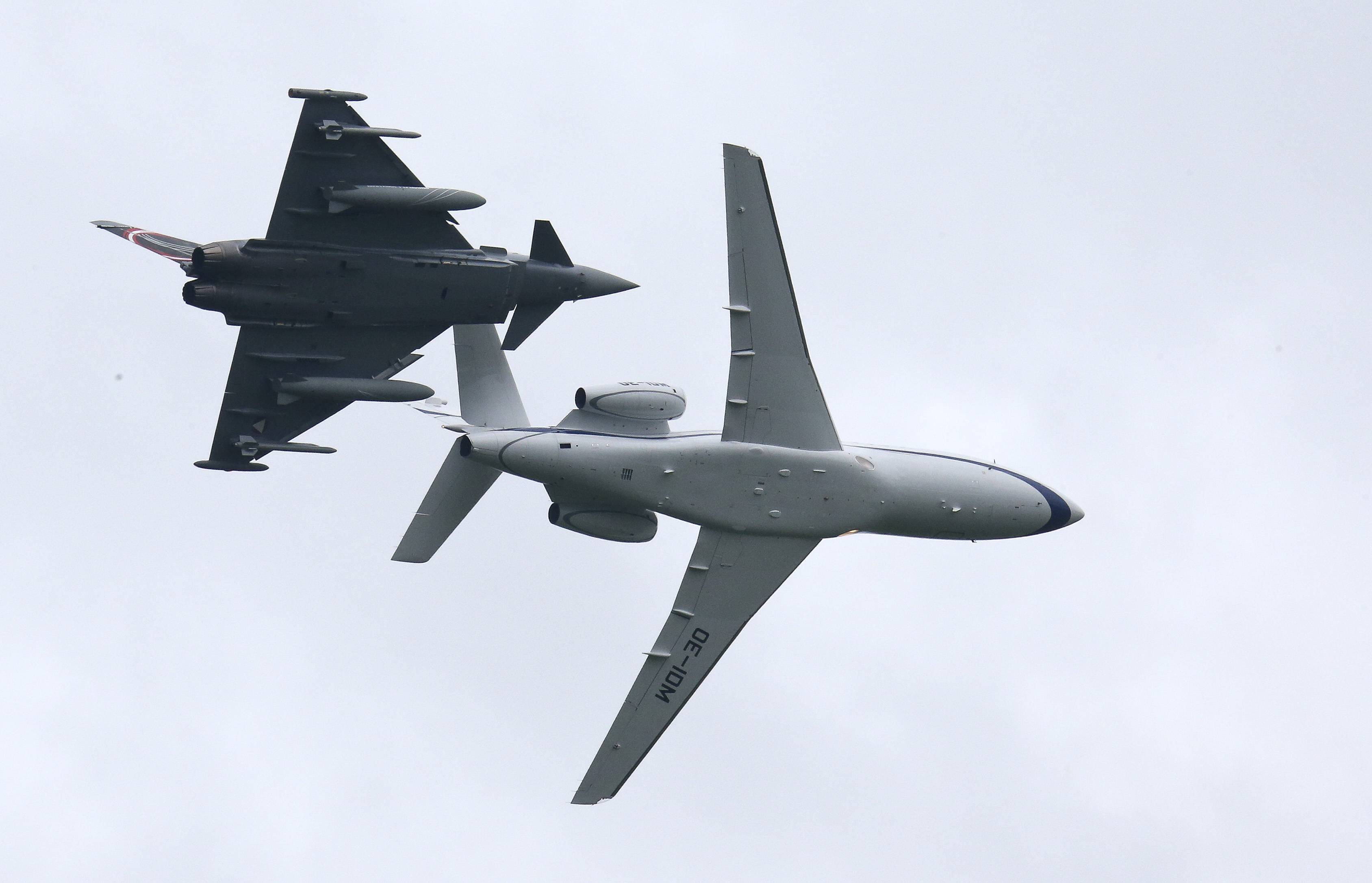 Eurofighter über Köln! Geleitschutz für Transportmaschine - Bundeskanzler Olaf Scholz an Bord!