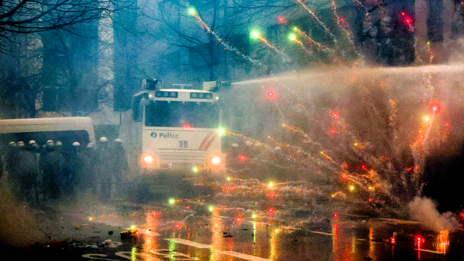Feuer im Regierungsviertel! Wut-Bauern demonstrierten - dann tobt plötzlich Chaos!