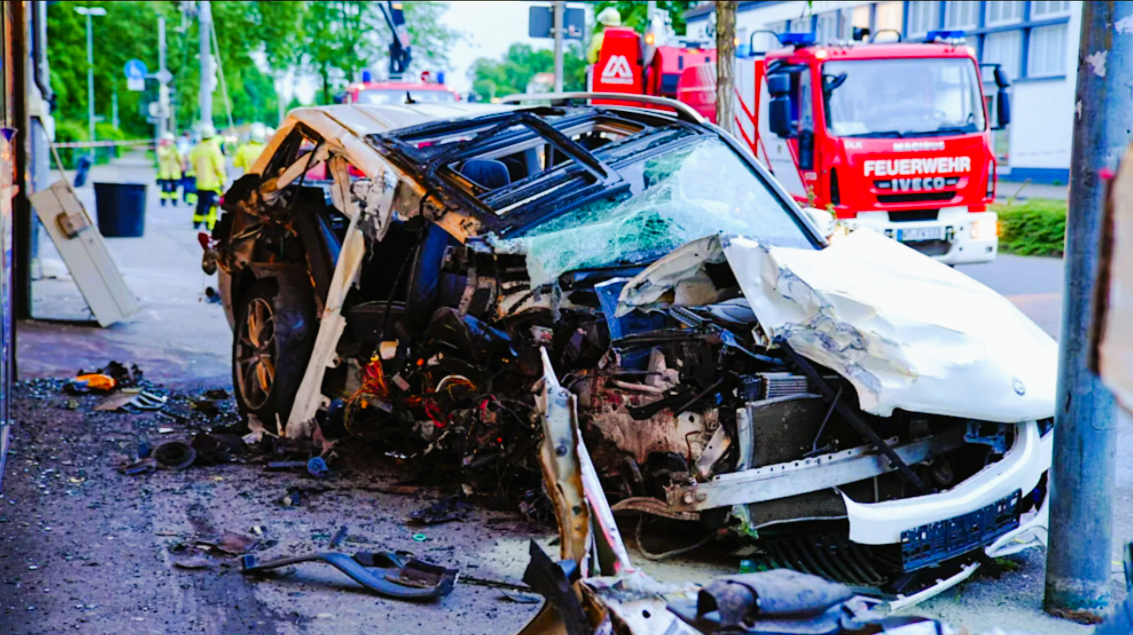 SUV rast in eine Fußgängergruppe - 2 Tote, mehrere Menschen schwer verletzt!