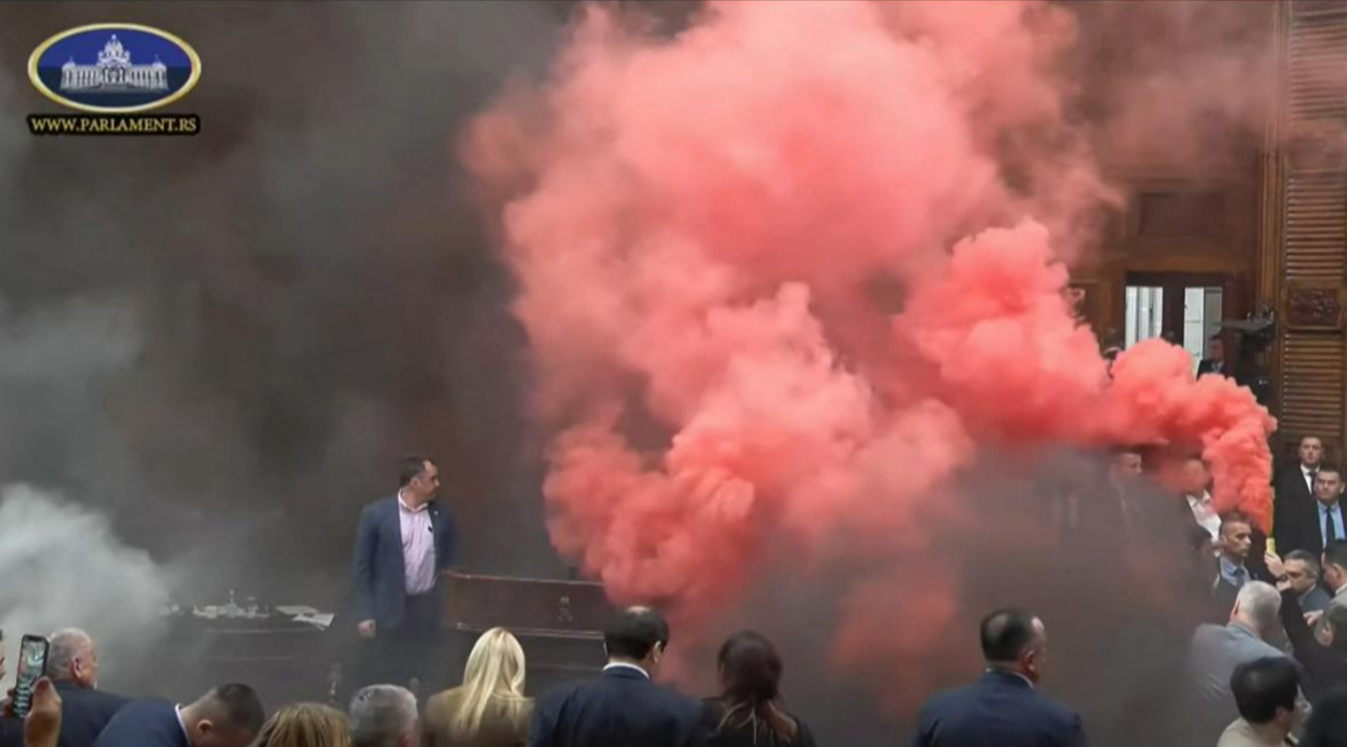 Explosion im Parlament! Chaos und Tumulte - mehrere Politiker verletzt!