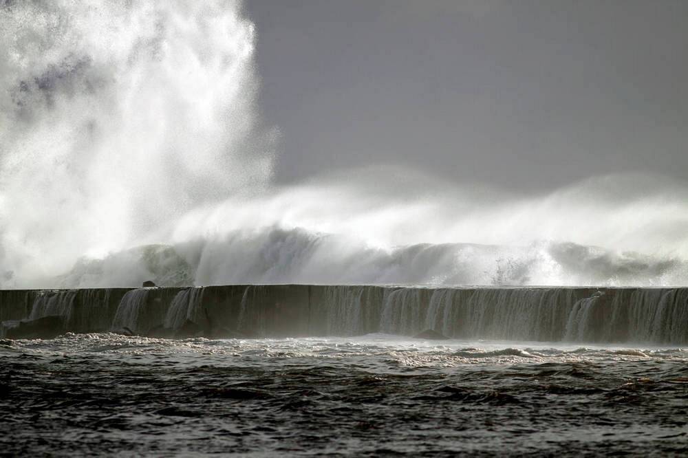 Massive Wave Sweeps Multiple Tourists into the Sea! Spanish Vacation Island Turns into a Nightmare